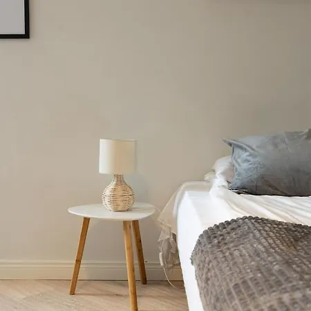 2ndhomes Luxurious 144 M2 Stylish 3 Bedroom Center *